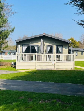 Reynards Retreat Lodge with Hot Tub